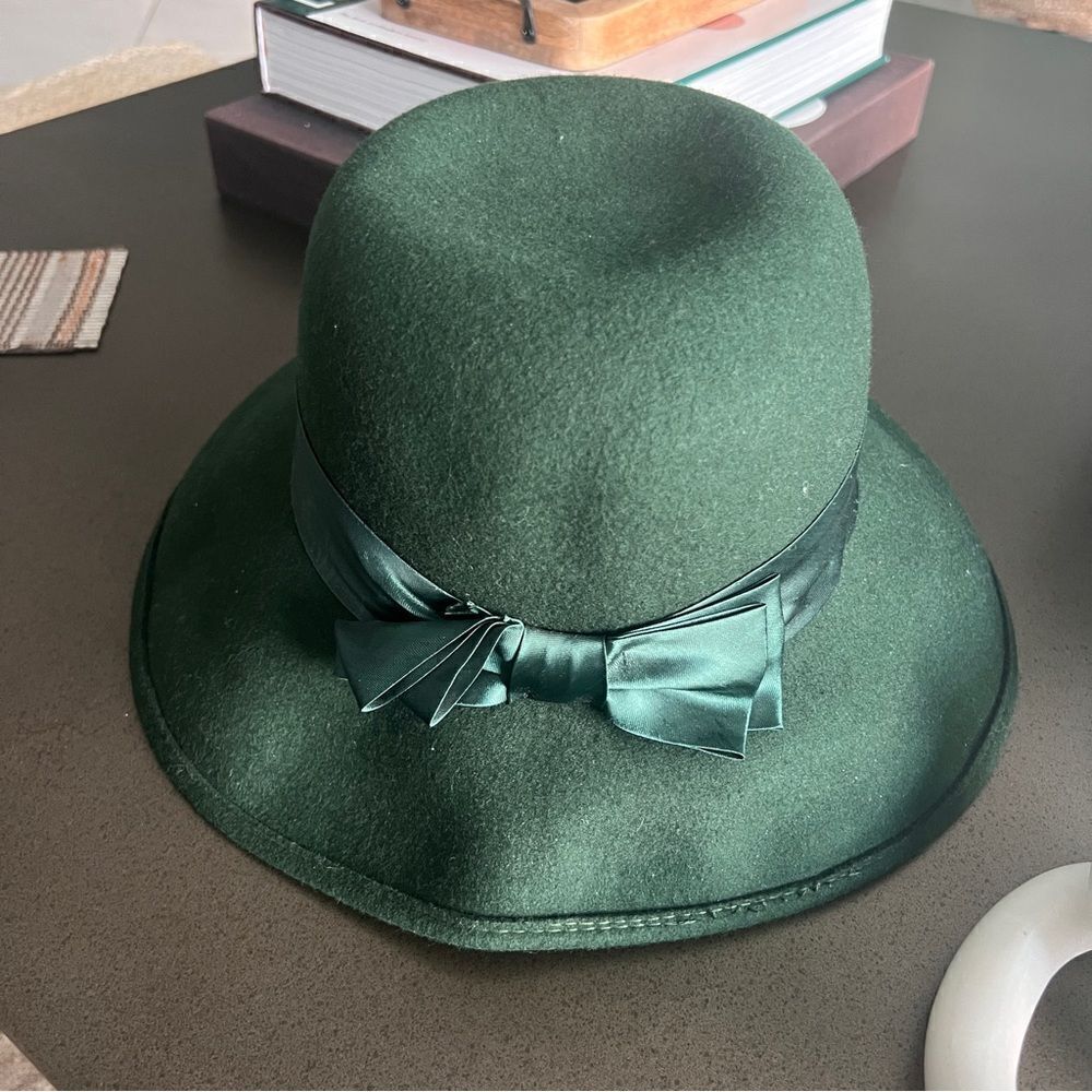 Elegant Green 100% Wool Hat with Satin Ribbon Made in Italy